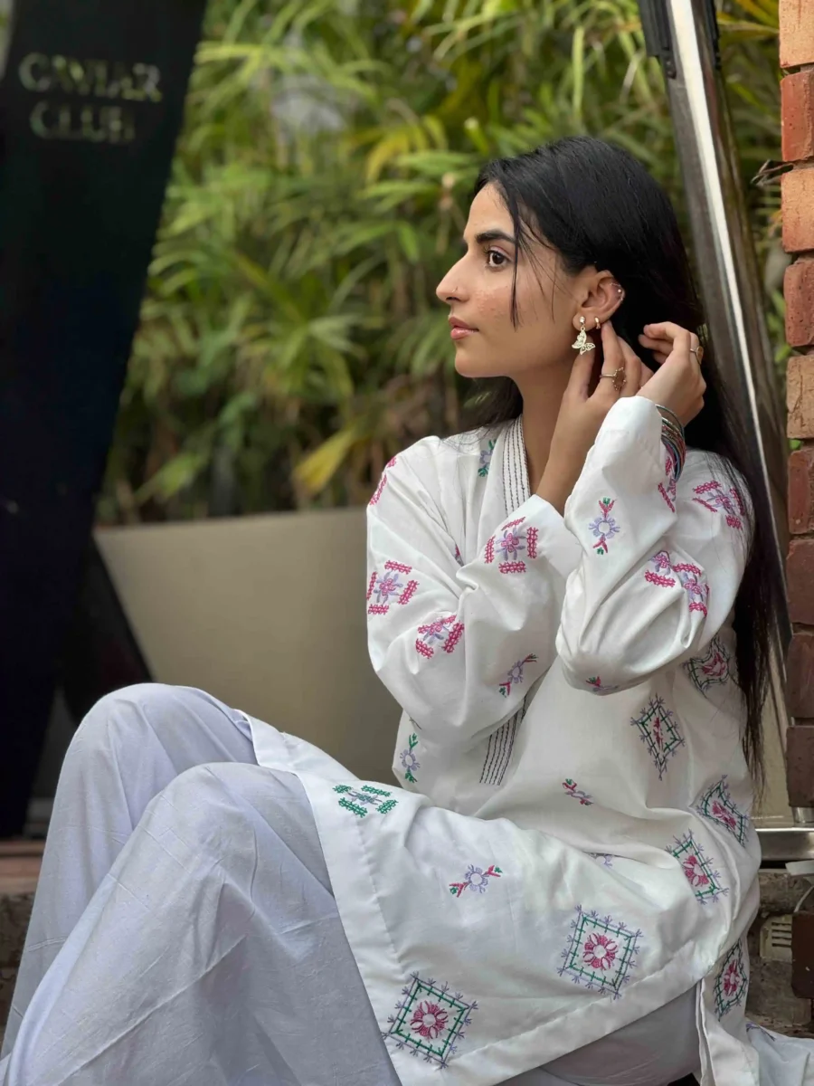Aabroo - Image 2